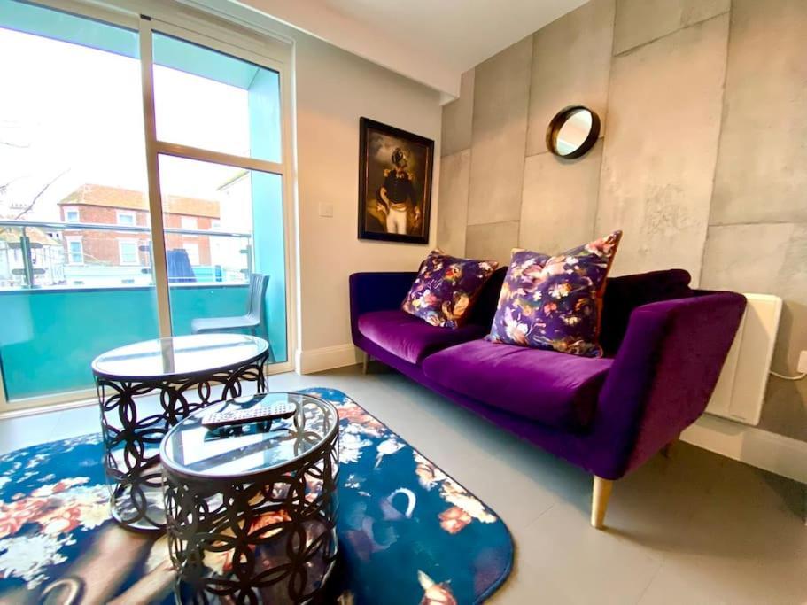 Stunning Apartment - 1 Minute Walk To Poole Quay - Great Location - Free Parking - Fast Wifi - Smart Tv - Newly Decorated - Sleeps Up To 2! Close To Poole & Bournemouth & Sandbanks Eksteriør billede