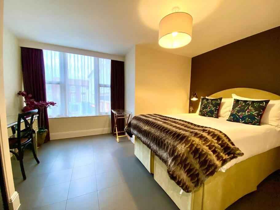 Stunning Apartment - 1 Minute Walk To Poole Quay - Great Location - Free Parking - Fast Wifi - Smart Tv - Newly Decorated - Sleeps Up To 2! Close To Poole & Bournemouth & Sandbanks Eksteriør billede