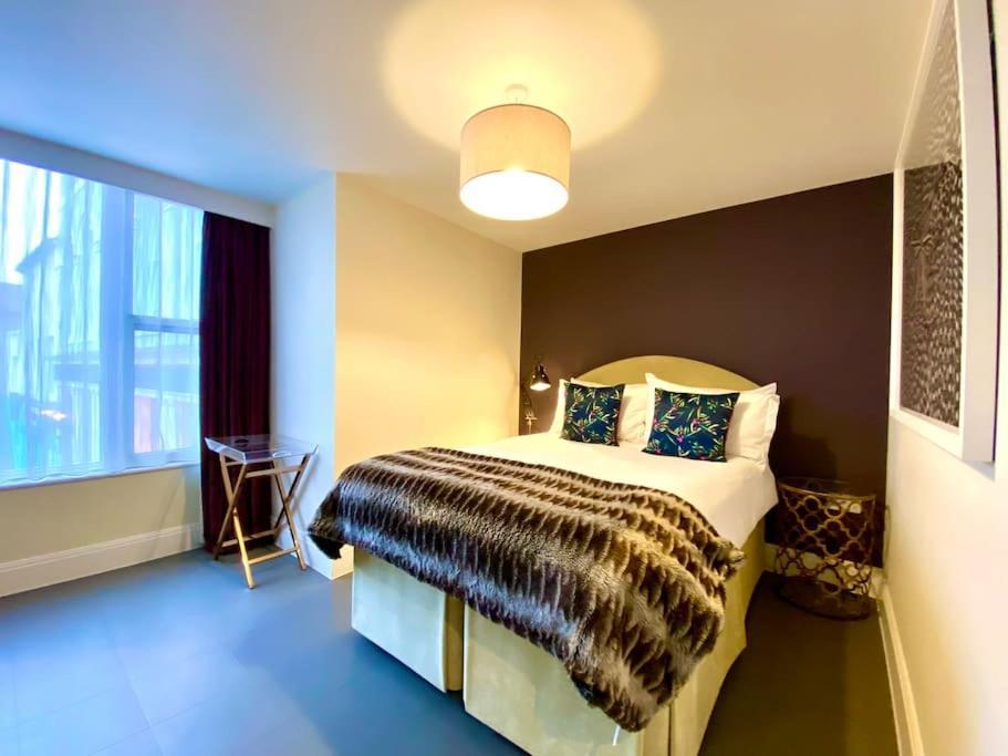 Stunning Apartment - 1 Minute Walk To Poole Quay - Great Location - Free Parking - Fast Wifi - Smart Tv - Newly Decorated - Sleeps Up To 2! Close To Poole & Bournemouth & Sandbanks Eksteriør billede